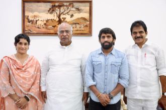 Vinesh Phogat, mallikarjun Khadge, bajrang Punia, KC Venugopal. Congress Party